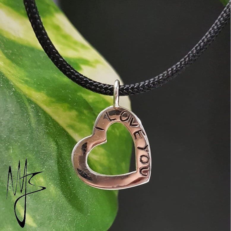 Ciondolo a forma di cuore in argento con la scritta 