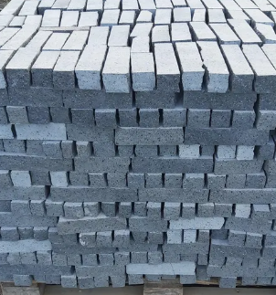 Anello d'oro in uno strumento da gioielliere nero, pronto per la riparazione o la finitura.