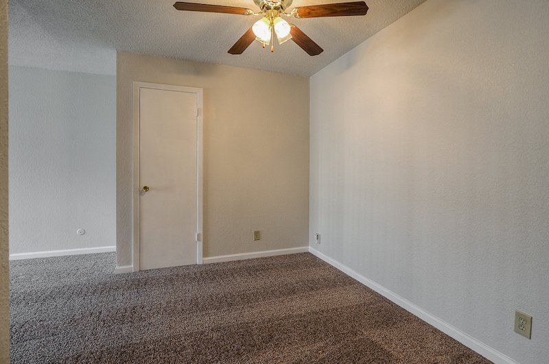 1 Bedroom 1.5 Bath Carpeted Livingroom