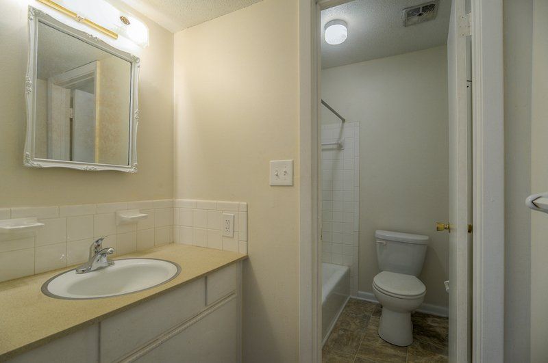 1 bed 1 bath  Bathroom