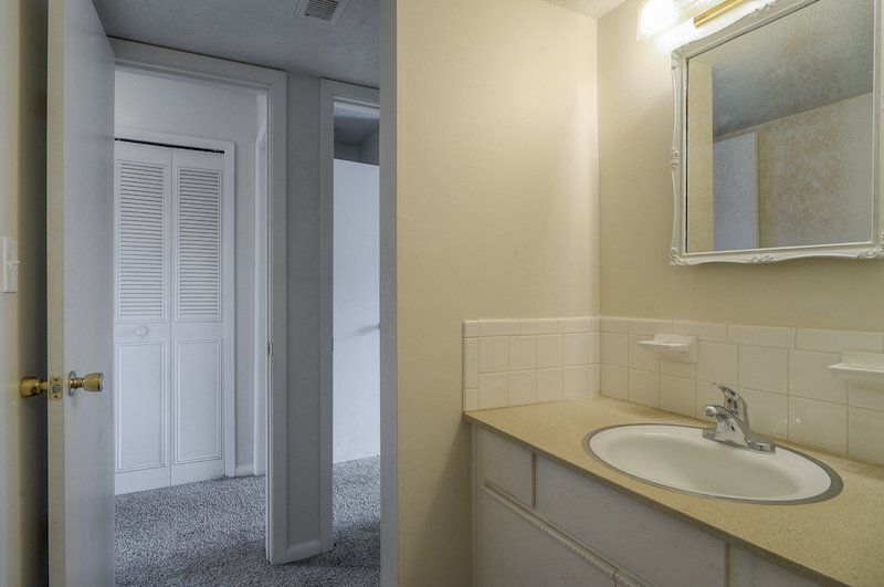 1 bed 1 bath Full Bathroom