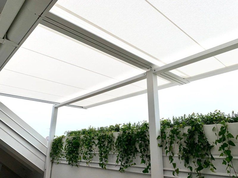 Pergola con telo a tetto piano filtrante a motore