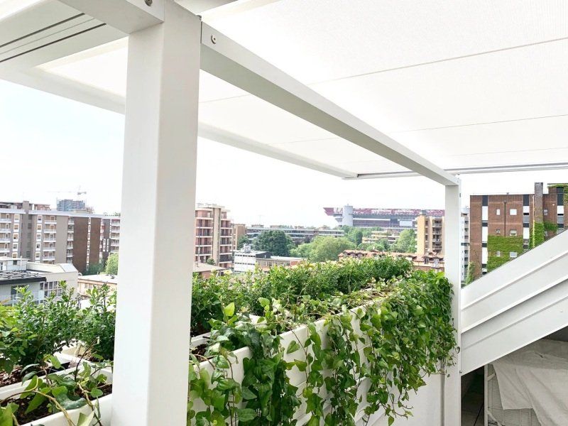 Pergola con telo a tetto piano filtrante a motore
