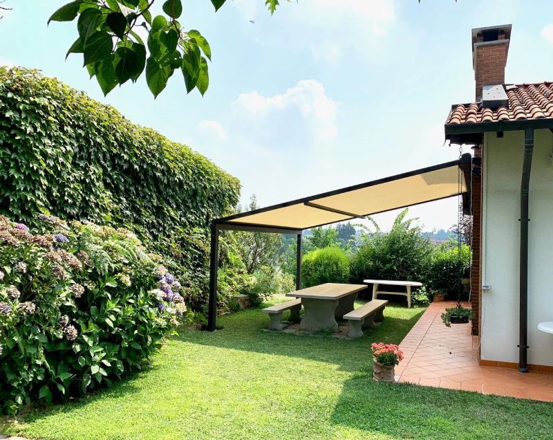 Pergola con telo impermeabile a motore con illuminazione led faretti puntuali