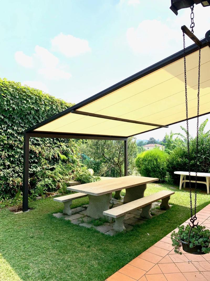 Pergola con telo impermeabile a motore con illuminazione led faretti puntuali