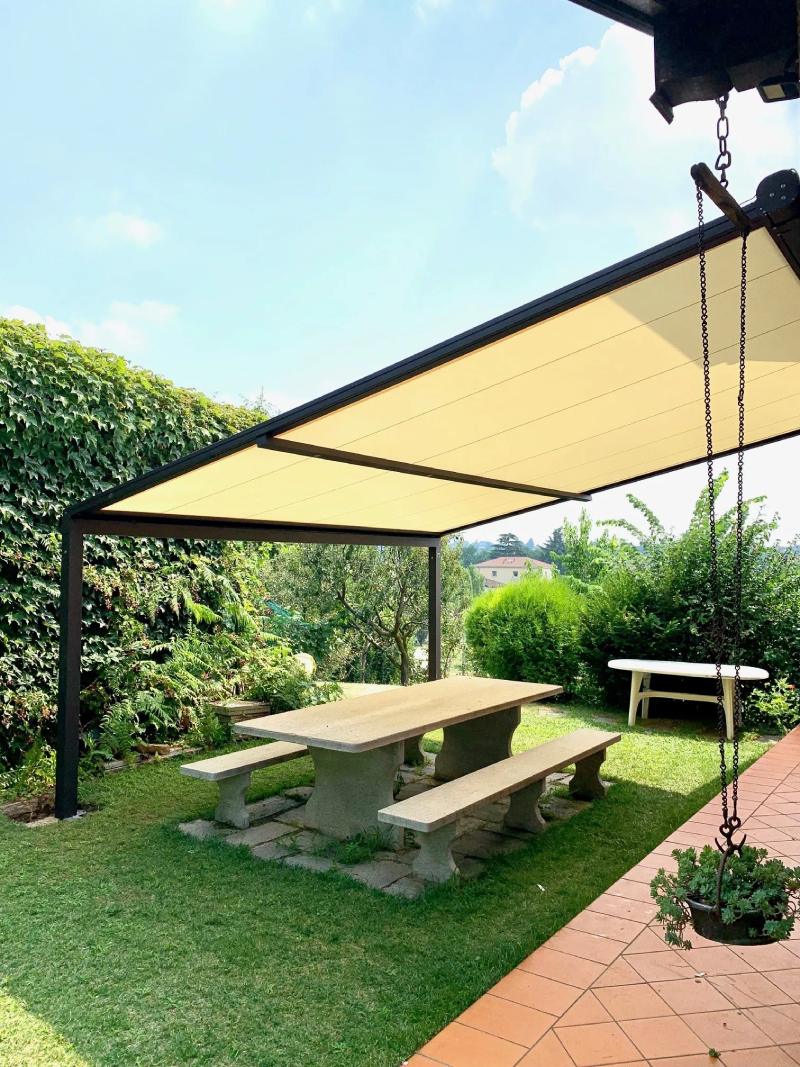 Pergola con telo impermeabile a motore con illuminazione led faretti puntuali