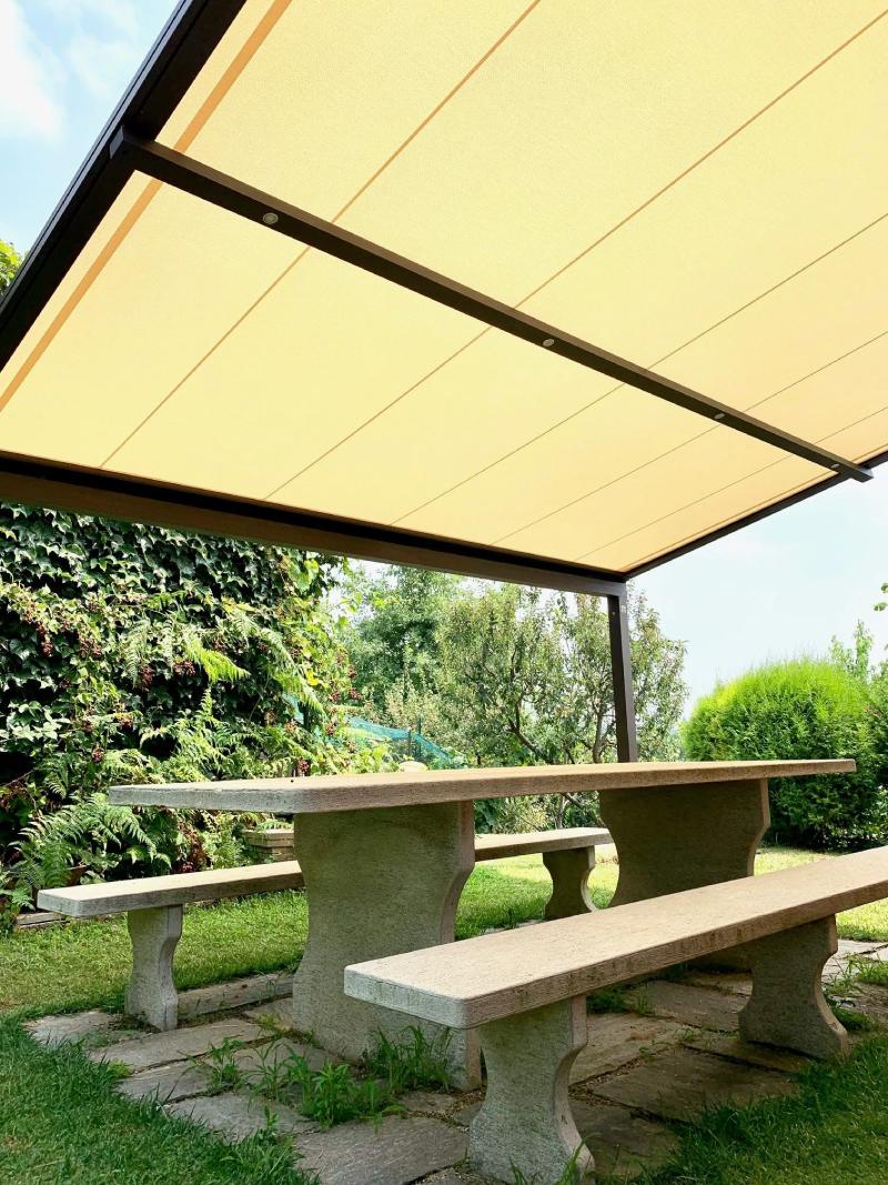 Pergola con telo impermeabile a motore con illuminazione led faretti puntuali