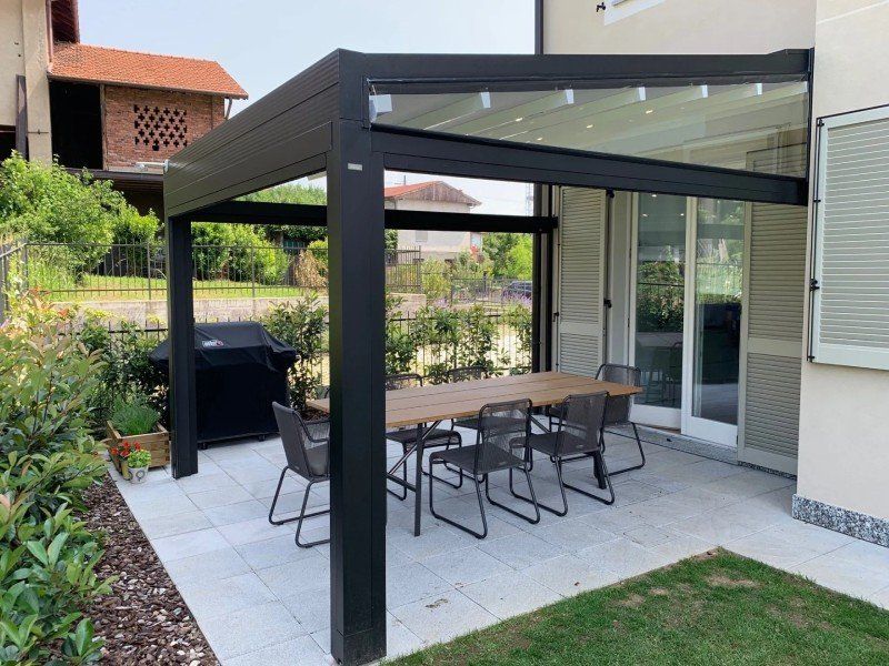 Pergola Med quadra con illuminazione led e chiusure perimetrali in Soltis a motore