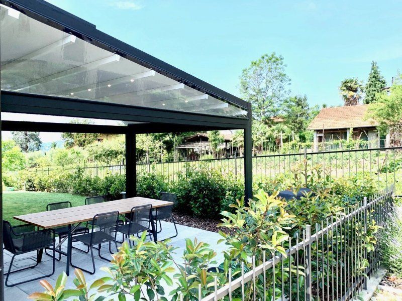 Pergola Med quadra con illuminazione led e chiusure perimetrali in Soltis a motore