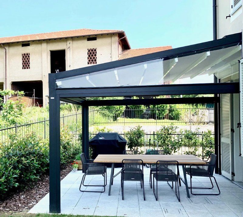 Pergola Med quadra con illuminazione led e chiusure perimetrali in Soltis a motore