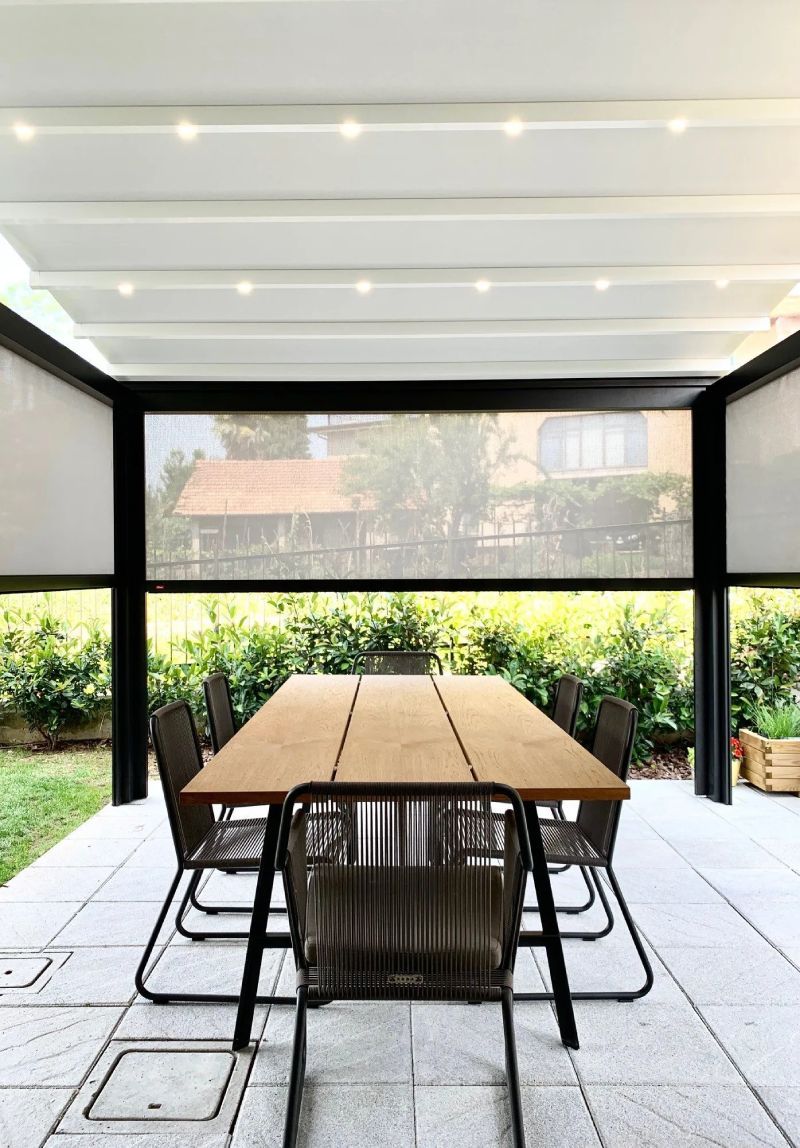 Pergola Med quadra con illuminazione led e chiusure perimetrali in Soltis a motore