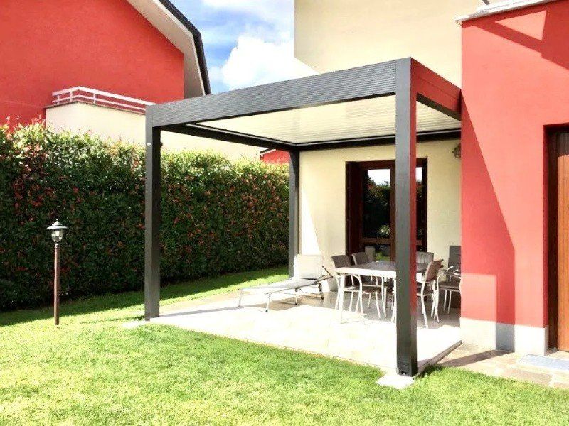 Pergola bioclimatica Med Twist con illuminazione led RGB