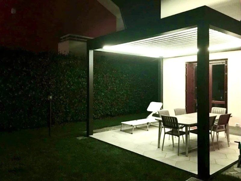 Pergola bioclimatica Med Twist con illuminazione led RGB