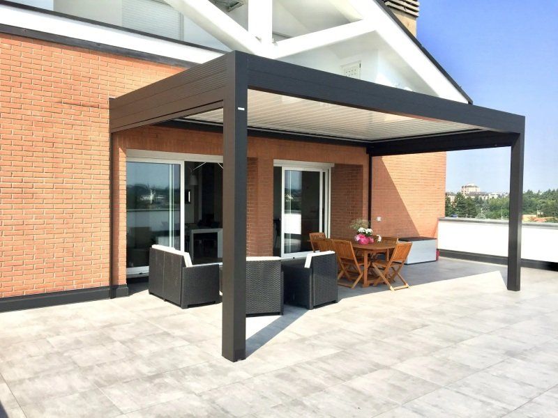 Pergola bioclimatica Med Twist con illuminazione led Spot perimetrali