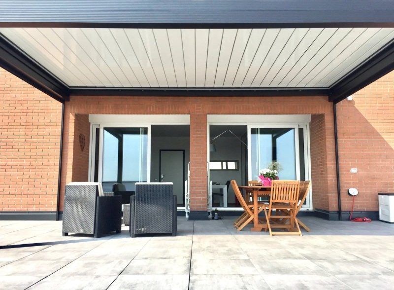 Pergola bioclimatica Med Twist con illuminazione led Spot perimetrali