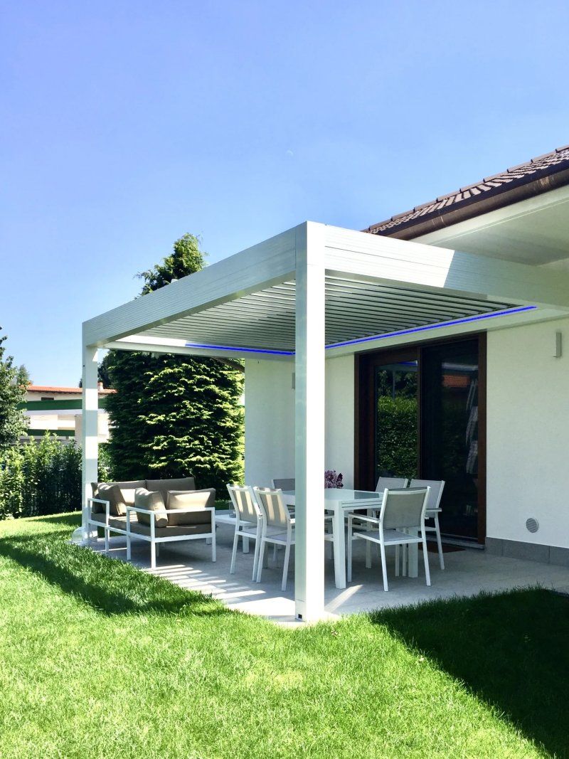 Pergola bioclimatica Med Twist con illuminazione led RGB