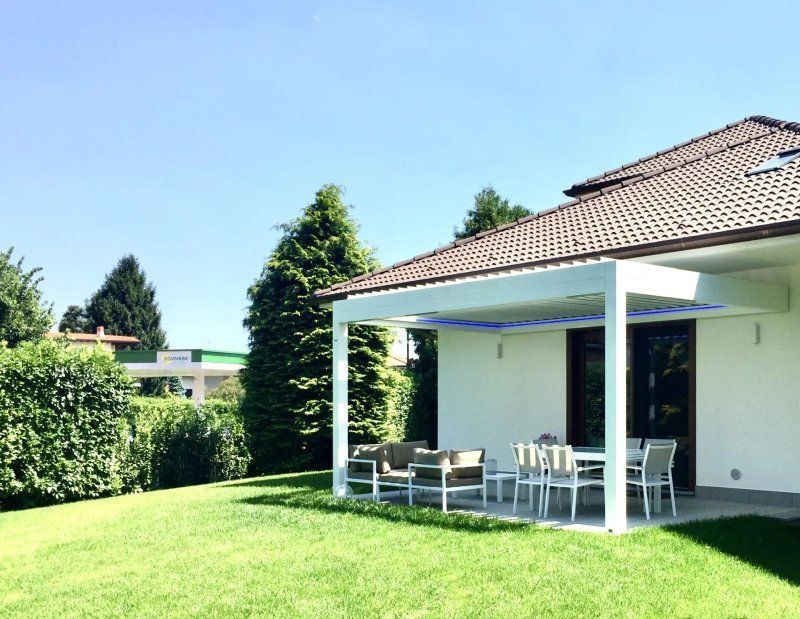 Pergola bioclimatica Med Twist con illuminazione led RGB