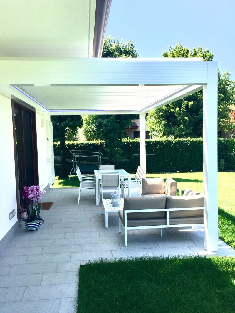 Pergola bioclimatica Med Twist con illuminazione led RGB