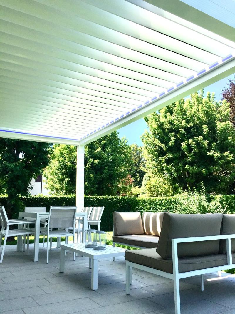 Pergola bioclimatica Med Twist con illuminazione led RGB