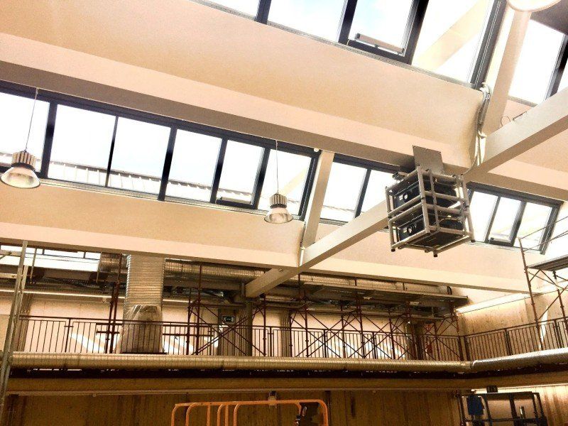 Tenda tecnica oscurante a motore in randa con controllo domotico centralizzato