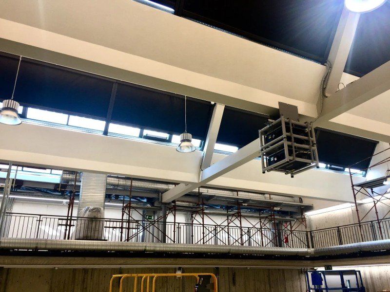 Tenda tecnica oscurante a motore in randa con controllo domotico centralizzato