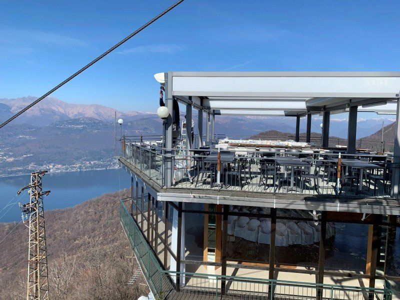Pergola con telo retrattile con tende a braccio a motore e centralina vento