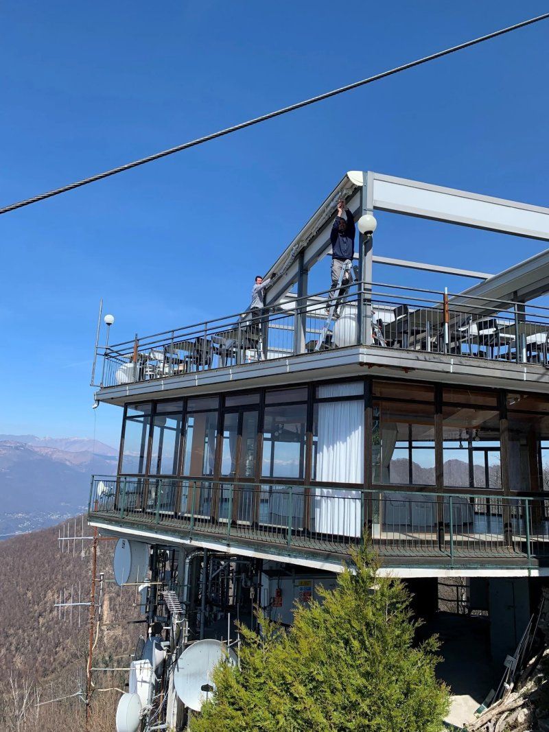Pergola con telo retrattile con tende a braccio a motore e centralina vento