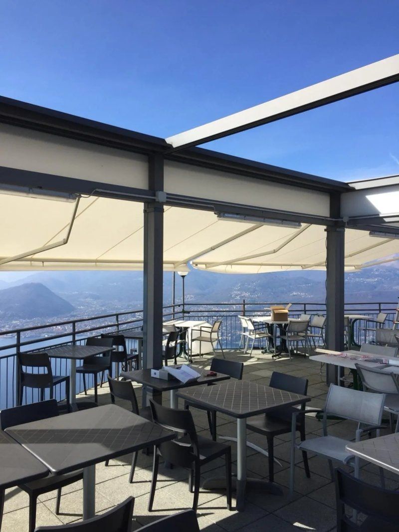 Pergola con telo retrattile con tende a braccio a motore e centralina vento