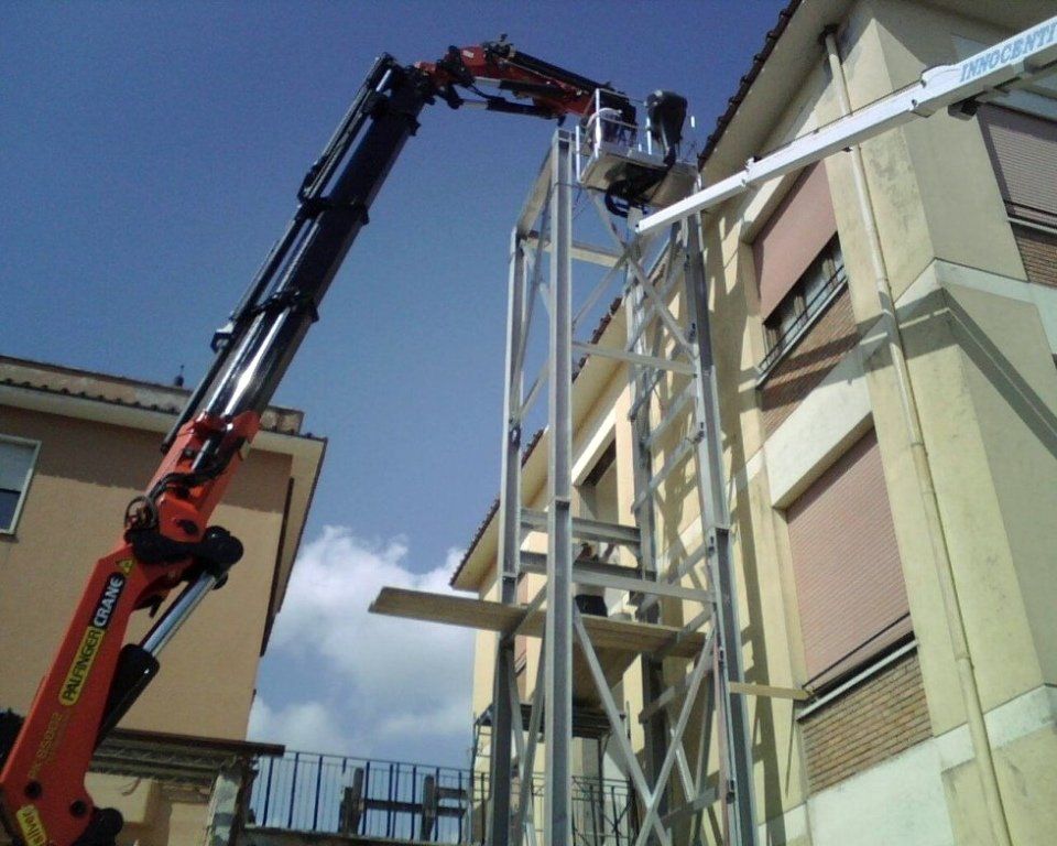 Gru con edificio residenziale