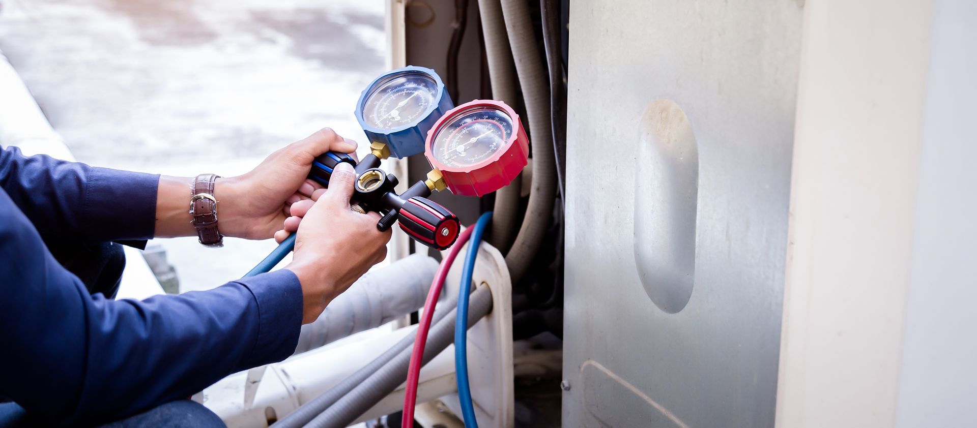 Checking the refrigerant pressure