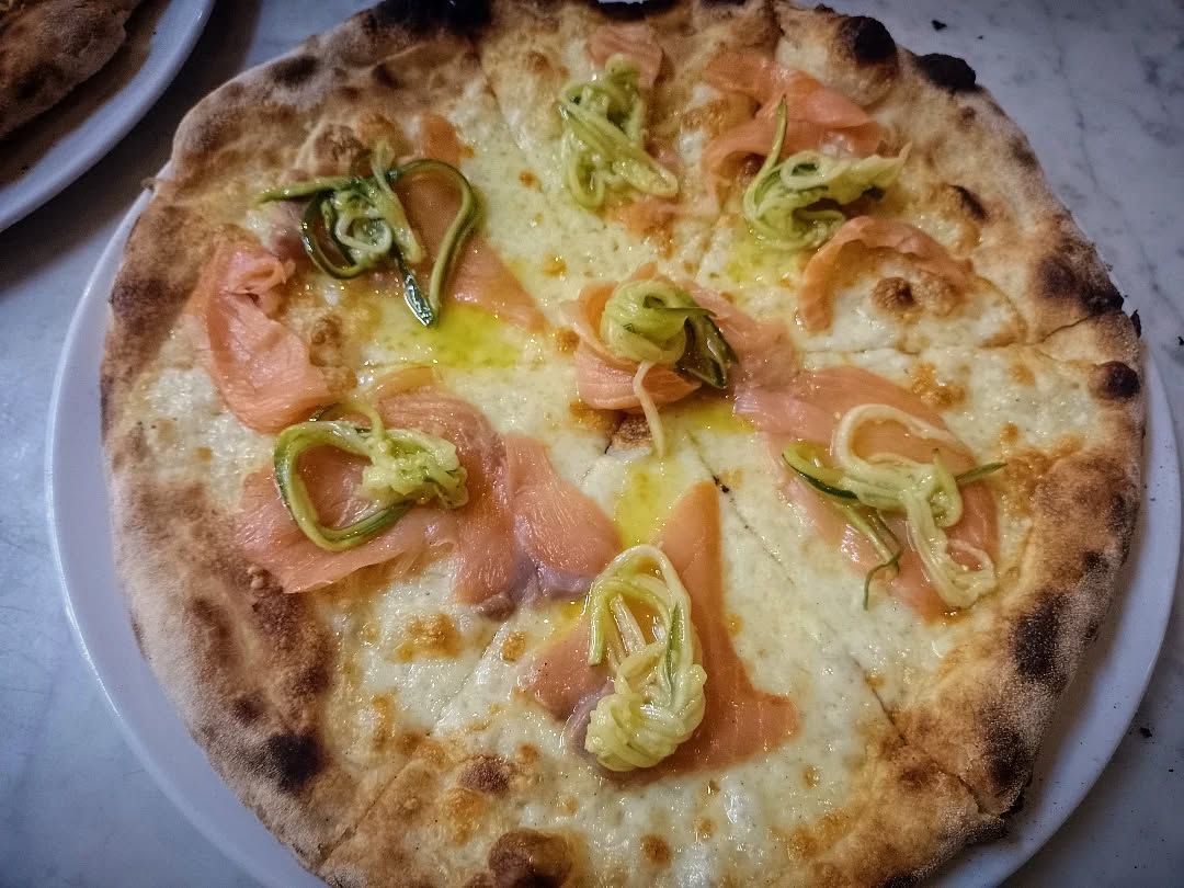Pizza con mozzarella, salmone e zucchine marinate