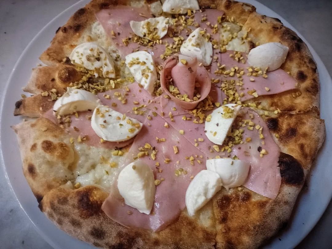 Pizza con mortadella, mozzarella e granella di pistacchio