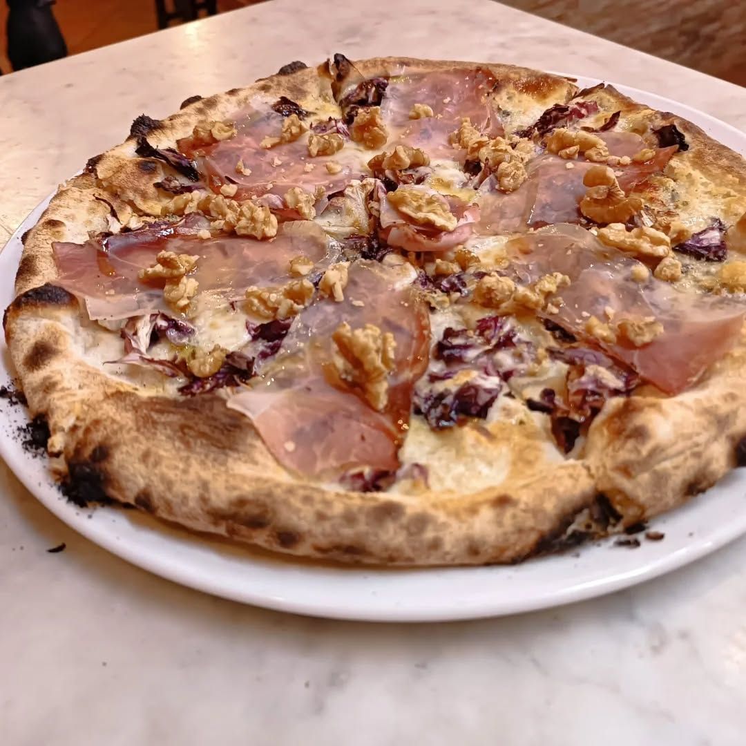 Pizza guarnita speck