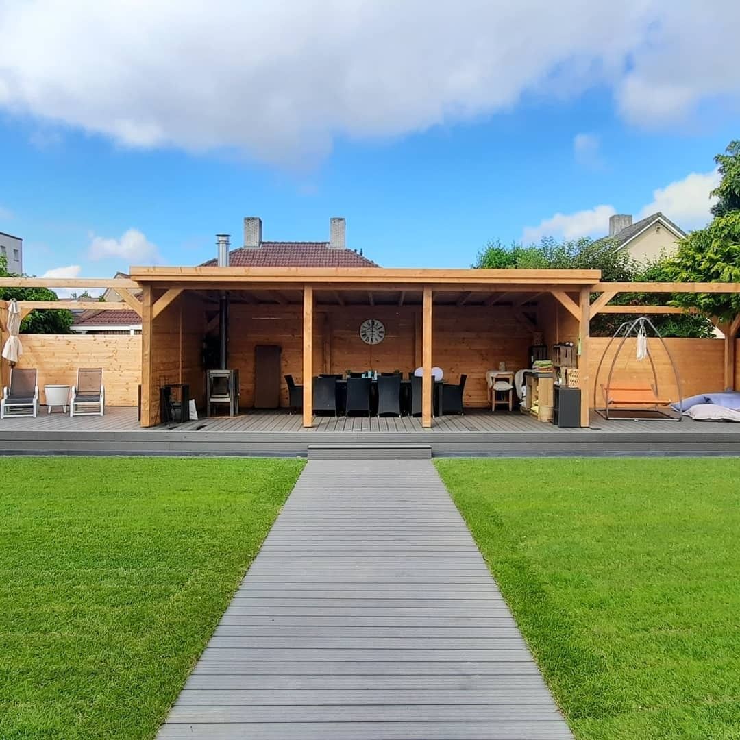 Een huis met een houten loopbrug die ernaartoe leidt
