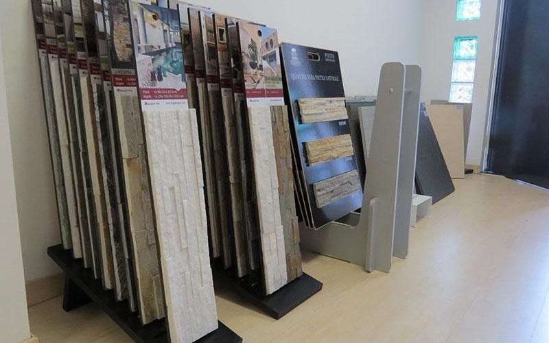 show-room con pavimenti esposti