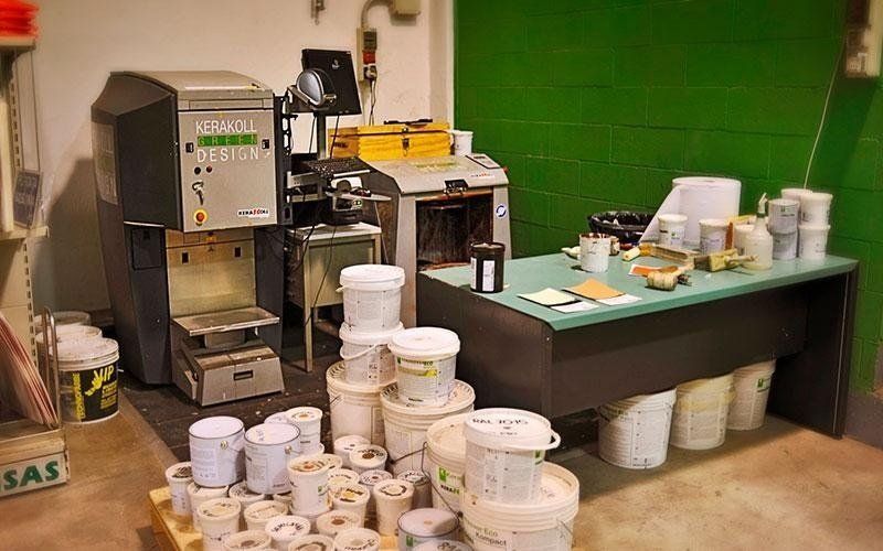 barattoli di vernice