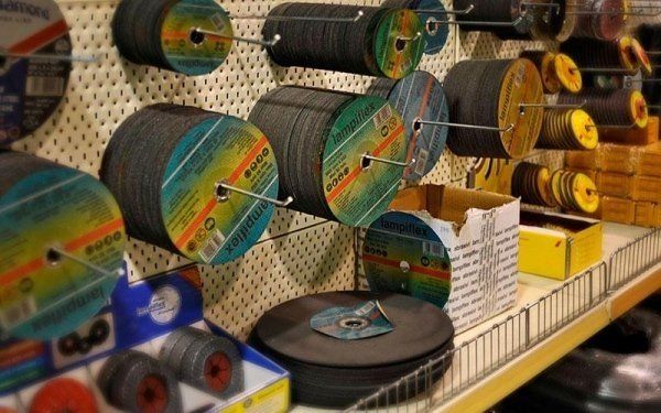 articoli di ferramenta esposti in sede