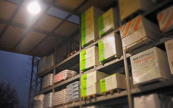 magazzino con forniture edili