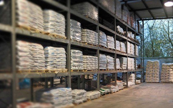 magazzino azienda con forniture