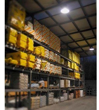 interni magazzino con forniture edili