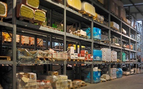 interni magazzino azienda con prodotti