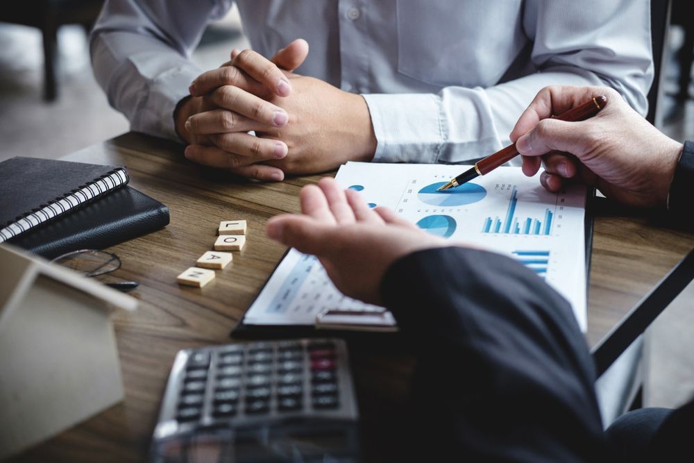 Client and Home Loan Broker Discussion