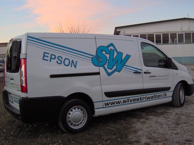 Adesivo su furgone