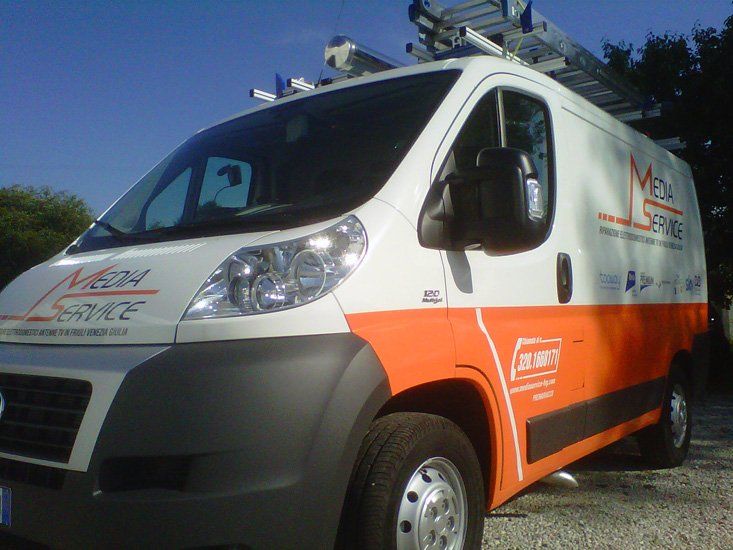 Personalizzazione fiancata furgone