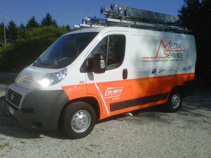 Particolare di adesivo pubblicitario su furgone