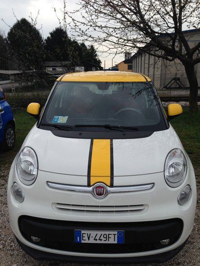 Adesivo colorato sportivo per auto