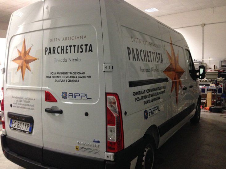 Adesivi per veicolo pubblicitario