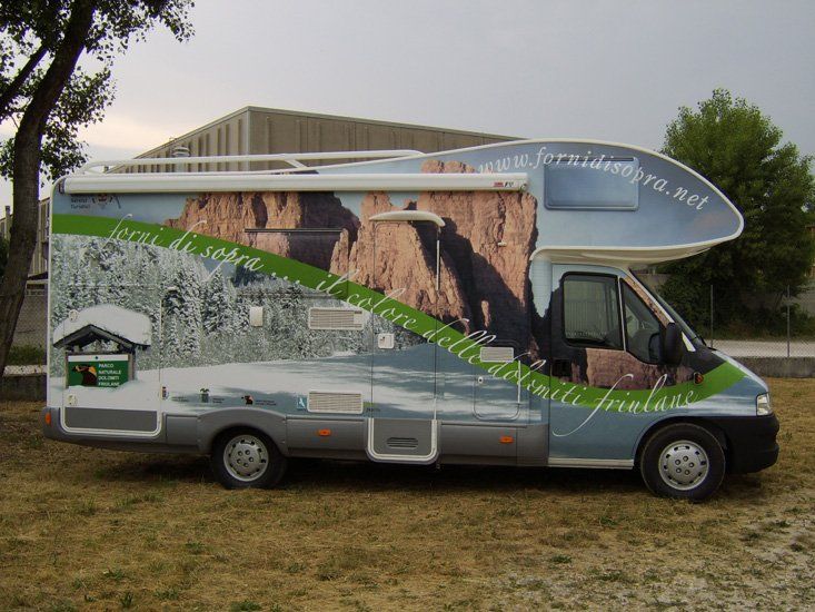 Adesivo con diversi colori su furgone