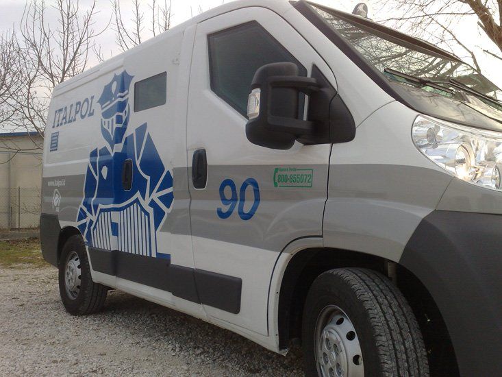 Personalizzazione auto sportiva con adesivi