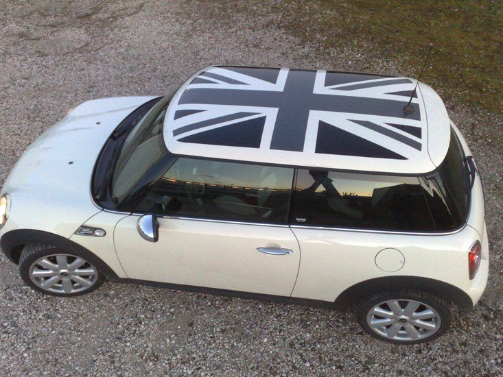 Personalizzazione capotte auto con adesivo